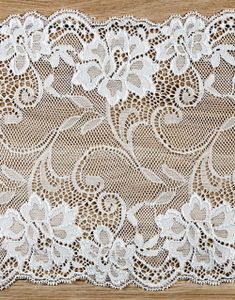 Vit Bordslöpare med Spets 18 cm x 9 meter