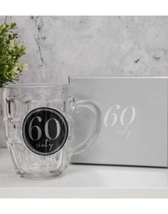 60 ÅR - Ølglass med Sølvfarget Tekst i Gaveeske 568 ml