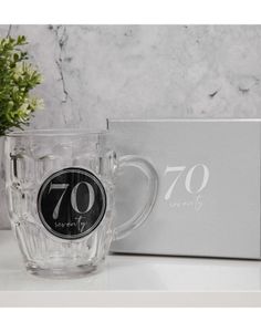 70 ÅR - Ølglass med Sølvfarget Tekst i Gaveeske 568 ml