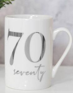 70 ÅR - Kopp i Porselen med Sølvfarget Tekst i Gaveeske 325 ml