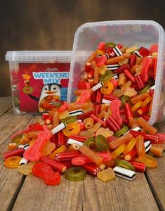 Pingvin Weekend Mix - Låda Med Blandade Lakrits, Stänger Och Vingummibitar 2 Kg